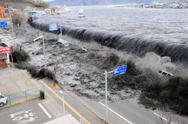   Sóng thần sóng ập đến thành phố Miyako, Nhật Bản, 2011.  