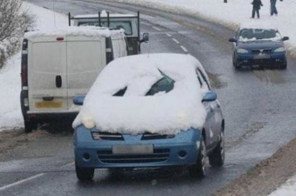 Không hiểu tài xế này đã lái xe kiểu gì với chiếc xe bị phủ đầy băng tuyết