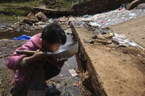 Cậu bé này trong hình trên không có lựa chọn nào khác ngoài uống nước bị ô nhiễm. Một trong những nhiếp ảnh gia đã chụp được bức ảnh này tại quận Fuyuan ở tỉnh Vân Nam của Trung Quốc vào ngày 20 tháng 3 năm 2009. Thật tình cờ, đó là Ngày Nước Thế giới vào ngày 22 tháng Ba.