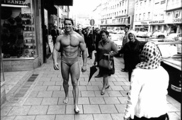   Arnold Schwarzenegger đi bộ qua Munich trong các bể bơi để quảng bá phòng tập thể dục của riêng mình, 1969  