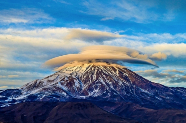   Những đám mây dạng thấu kính trên Núi Damavand  