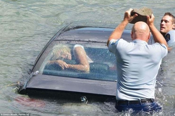 Những nỗ lực cứu cô gái mắc kẹt trong xe dưới sông
