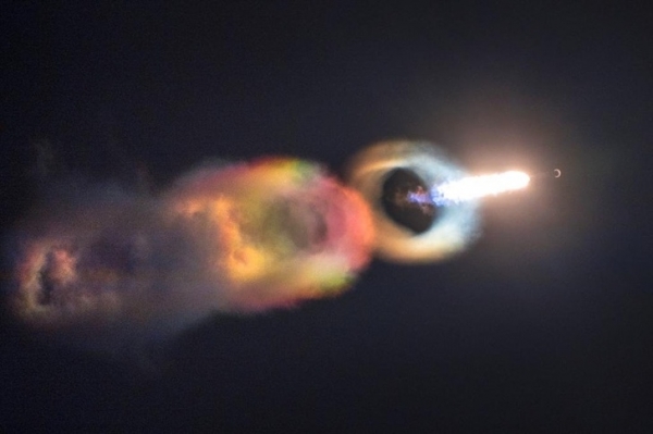 Một tên lửa đi qua chế độ siêu thanh, để lại những vòng hơi óng ánh đẹp đẽ trên con đường của nó