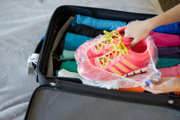   Khi bạn đi đâu xa, việc thu dọn hành lý, đặc biệt là giày dép sẽ trở nên đơn giản hơn khi bạn áp dụng theo cách này  