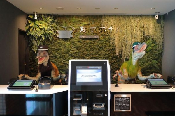   Một khách sạn ở Tokyo có một bàn tiếp tân được điều hành bởi khủng long Robot  
