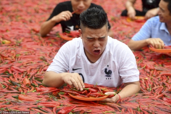   Ở Trung Quốc, bạn có thể tham gia vào các cuộc thi mà mọi người phải ăn ớt trong khi ngâm trong hồ bơi của họ. Ai ăn lâu nhất sẽ là người chiến thắng.  