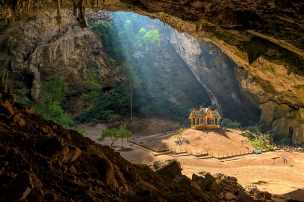   Hang Phraya Nakhon. Phraya Nakhon Cave là một nơi bạn nên ghé thăm ít nhất một lần trong cuộc đời. Bạn sẽ phải leo lên 1 ngọn núi cao, giữa những cái cây, sau đó là một cầu thang dài. Đích đến là một hang động độc đáo, nơi có ánh sáng mặt trời chan hòa và bán sẽ được chiêm ngưỡng một ngôi đền nhỏ nhưng kiến trúc cực đẹp.  