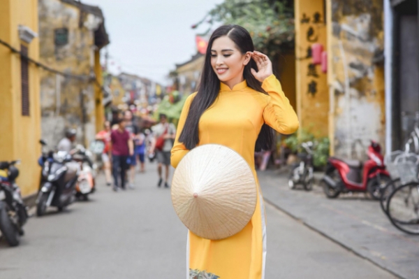 Ngắm vẻ đẹp kiêu sa của tân hoa hậu Trần Tiểu Vy trong trang phục áo dài 3