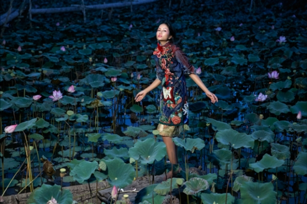 Ngắm nhìn hoa hậu H'Hen Niê trong bộ ảnh thời trang độc và lạ giữa khung cảnh đồng quê 0