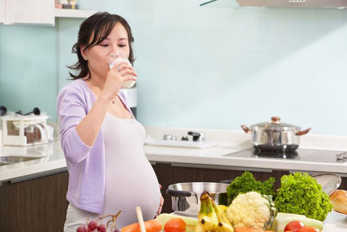   Điều chỉnh chế độ ăn uống, nghỉ ngơi giúp chứng đau đầu khi mang thai giảm bớt đáng kể  