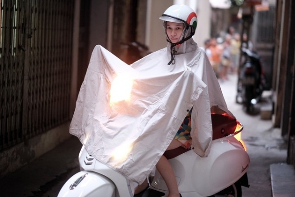 Trùm áo mưa lên đầu xe khiến đèn xe nóng, mất độ linh hoạt khi di chuyển