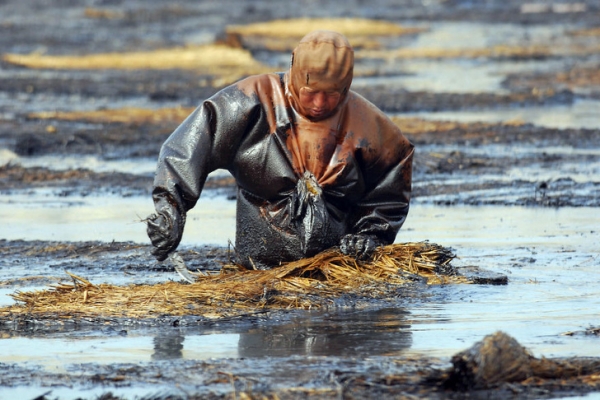 Hình trên là của một công nhân làm sạch một vụ tràn dầu ở Đại Liên, Trung Quốc. Một đường ống dẫn dầu phát nổ dẫn đến một vụ tràn dầu lớn. Vụ việc xảy ra vào năm 2010 và gần như 250 đường ống dẫn dầu phát nổ và dầu được đổ trên một diện tích hơn 500 dặm vuông.