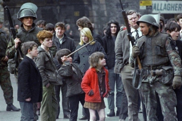   Trẻ em Ailen jeer tại quân đội Anh ở Derry, Bắc Ireland, 1972  
