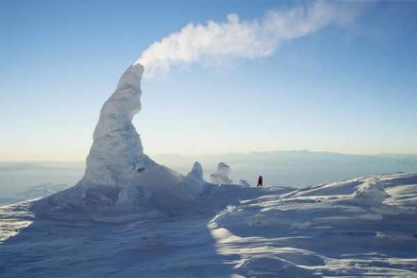   Ống khói tuyết trên núi Erebus. Núi Erebus là núi lửa hoạt động mạnh nhất ở Nam Cực. Khi thoát ra được bao phủ bởi băng tuyết và hình thành các ống khói khổng lồ dài 60 foot, hoặc “fumaroles” với hình dáng độc đáo.  