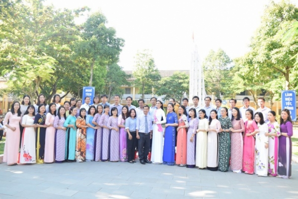 Hoa hậu Trần Tiểu Vy dịu dàng trong tà áo dài nữ sinh về trường cũ dự lễ chào cờ 7