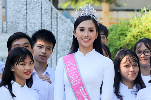 Hoa hậu Trần Tiểu Vy dịu dàng trong tà áo dài nữ sinh về trường cũ dự lễ chào cờ 3