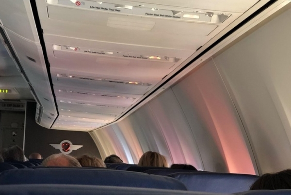 Những phản xạ màu sắc trên máy bay trông thật kỳ lạ