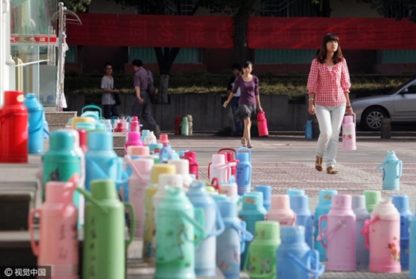   Người Trung Quốc luôn mang theo một bình nước nóng với họ. Uống nước nóng giúp ngăn ngừa nhiều bệnh tật.  