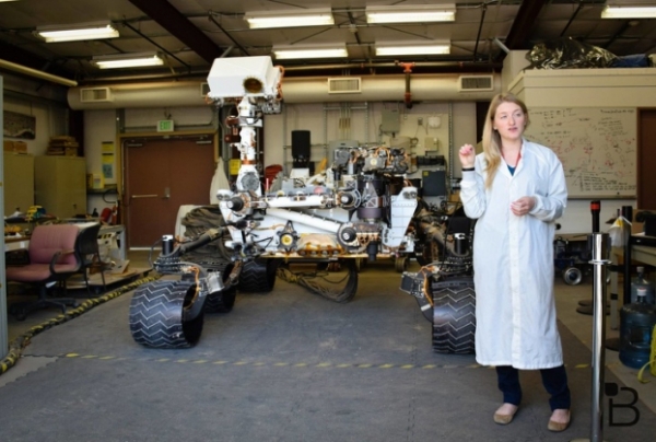   The Mars Curiosity Rover với một con người cho quy mô  