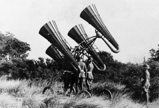   Định vị âm thanh,1914-1918. Quân đội Mỹ đã sử dụng một bộ định vị âm thanh mới được phát triển gắn trên một nền tảng bánh. Những điều này sau này trở nên mơ hồ do sự phát triển của radar vào những năm 1940.  