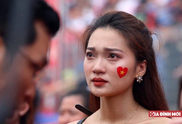 Fan nữ rơi nước mắt sau thất bại loạt luân lưu của Olympic Việt Nam 0