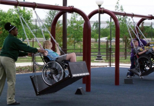   Công viên cho trẻ em ngồi xe lăn  