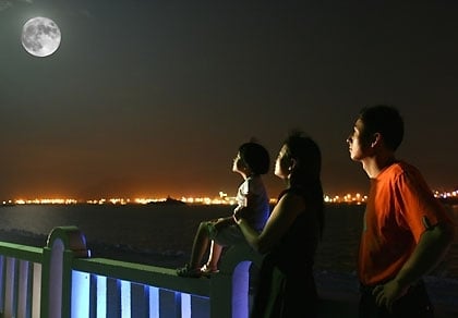   Hồ Tây - Địa điểm ngắm trăng thoáng mát tại Hà Nội  