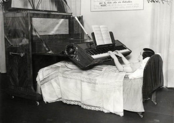   Một cây đàn piano cho những người nằm liệt giường. (Anh, 1935)  
