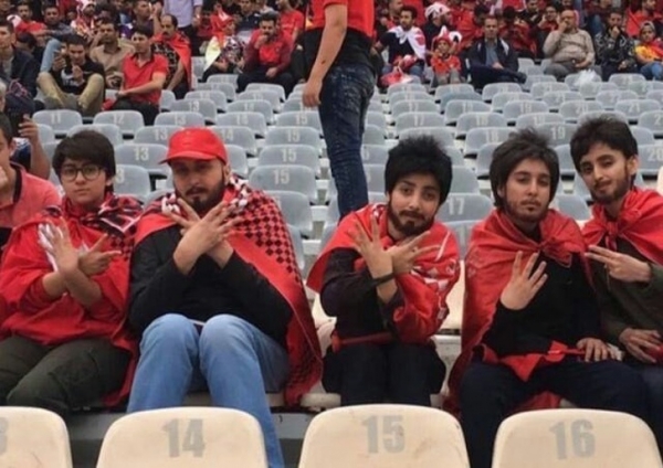 Các cô gái Iran ăn mặc như đàn ông để đến sân vận động và gặp đội bóng yêu thích của họ