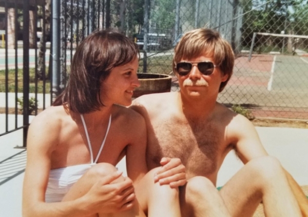   Bố mẹ tôi gặp nhau lần đầu vào năm 1981, họ đã đính hôn chỉ sau 1 ngày và ở bên nhau đến giờ.  