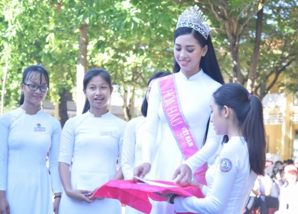 Hoa hậu Trần Tiểu Vy dịu dàng trong tà áo dài nữ sinh về trường cũ dự lễ chào cờ 4