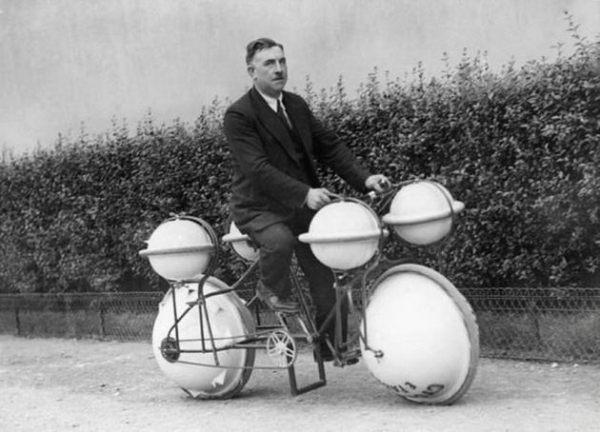   Xe đạp đổ bộ có thể cưỡi trên đất cũng như nước. Trọng lượng tối đa trên mặt nước là 120kg. (Pháp, 1932)  