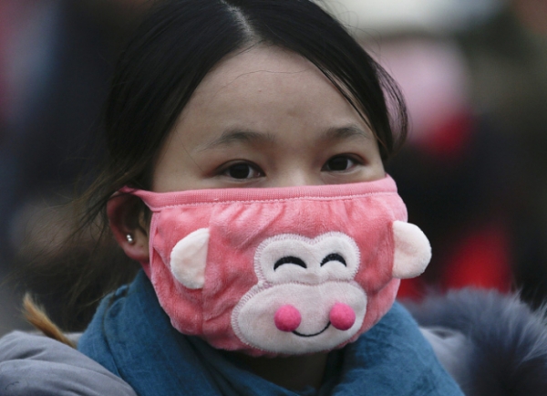   Nhiều cư dân Trung Quốc phải đeo mặt nạ do không khí bị ô nhiễm quá mức. Để làm cho nó trông thời trang, họ chọn những khẩu trang có trang trí ngộ nghĩnh.  