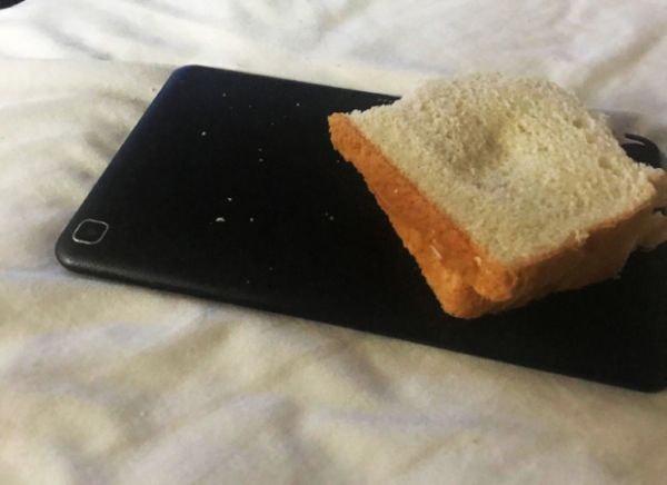   Những người sử dụng điện thoại của họ như bánh sandwich và người giữ cốc  