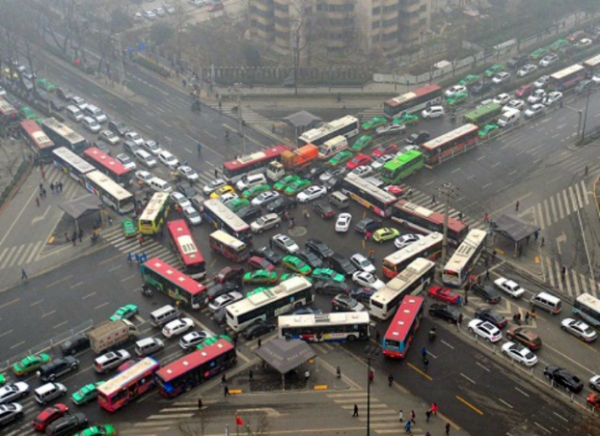   Giao thông đường bộ ở Trung Quốc là một vũ trụ hoàn toàn mới với những quy tắc riêng mà người nước ngoài khó có thể hiểu được  