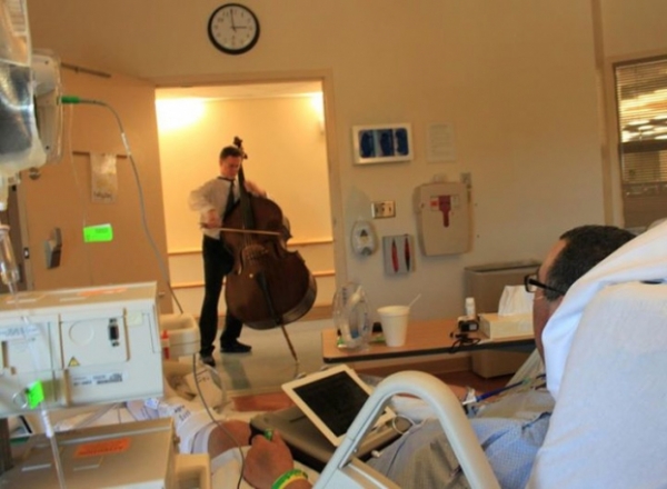   Anh chàng này đã đi đến tận nhà tại một trung tâm điều trị ung thư địa phương, chơi nhạc cho những người bệnh để họ sớm phục hồi.  