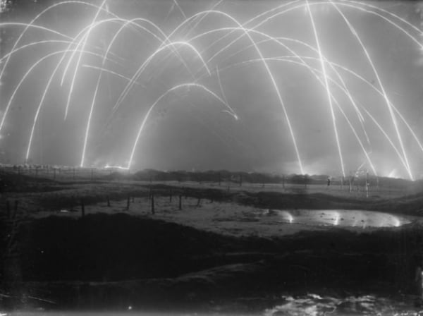   Trench Warfare. Ảnh được chụp bởi một nhiếp ảnh gia chính thức của Anh trong Thế chiến thứ nhất, 1917  