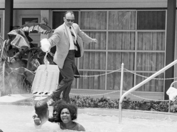   Chủ khách sạn đổ axit vào hồ bơi trong khi người da đen bơi ở đó, California, 1964  