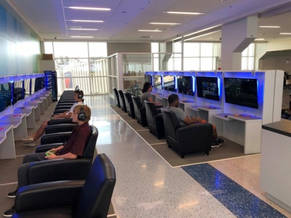   Các phòng trò chơi điện tử tại sân bay Quốc tế Dallas. Trong khi chờ chuyến bay, hành khách có thể chơi game thoải mái. Người chơi có thể chọn trong 19 trò chơi và trả tiền theo phút hoặc chơi không giới hạn với 20 USD.  