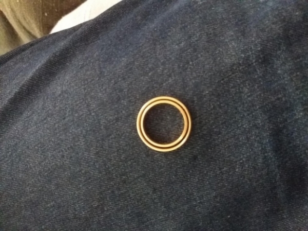   Chiếc nhẫn cưới của vợ anh hoàn toàn nằm trong chiếc nhẫn cưới của anh  