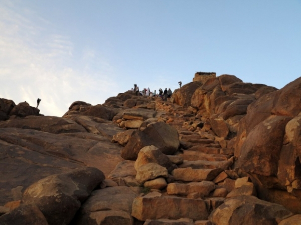   Đây là núi Moses huyền thoại nằm ở phía nam bán đảo Sinai ở Ai Cập. Theo truyền thuyết, nơi này Moses nhận được các viên đá với 10 điều răn. Để leo lên đỉnh của núi Moses, người ta phải vượt qua 