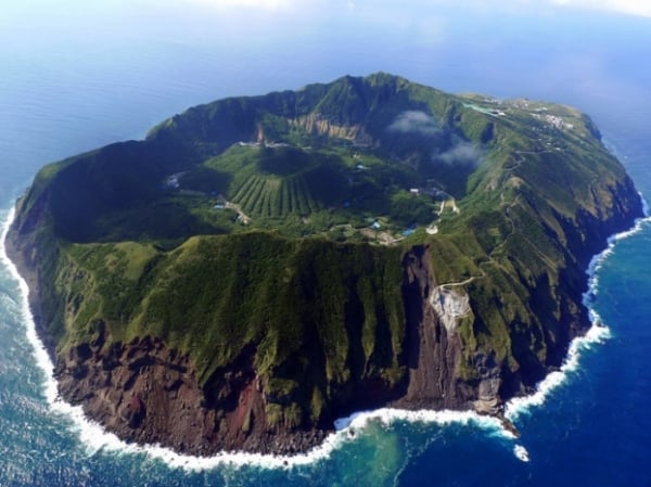   Aogashima là một hòn đảo núi lửa của Nhật Bản, được xem là một Công viên kỷ Jura ngoài đời thật, vì người ta nói rằng nếu thế giới xảy ra nạn zombie thì đây sẽ là nơi trú ẩn an toàn duy nhất vì nó quá biệt lập và cực kỳ khó tiếp cận.  