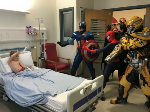   Các siêu anh hùng tới bệnh viện để cổ vũ cho cậu bé  