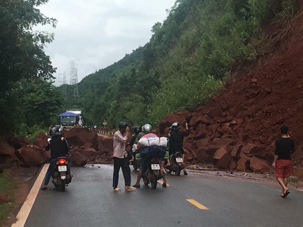 Sạt lở đất tại Sơn La sau trận mưa kéo dài những ngày qua (Ảnh: Dân Việt)