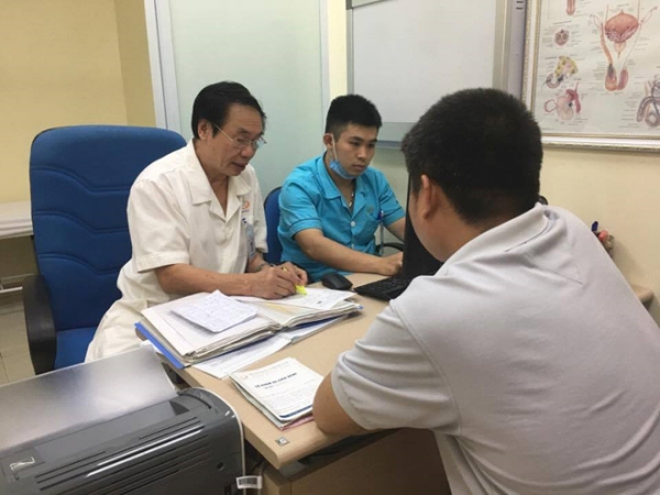 Bác sĩ Nguyễn Khắc Lợi tư vấn cho bệnh nhân (Ảnh: HQ)