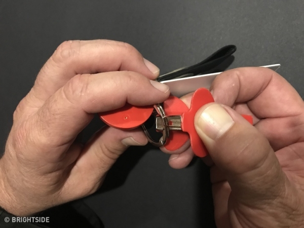 Khi bạn muốn lấy một thứ gì đó khỏi vòng chía khóa của bạn, hãy sử dụng một vật mỏng lách vào thay vì dùng móng tay