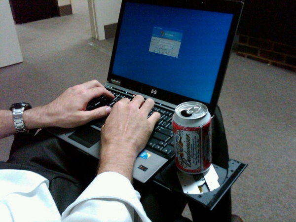   Một người giữ cốc máy tính cho những người chỉ sử dụng ổ đĩa flash USB  