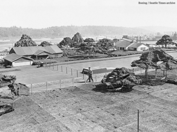   Thành phố giả mạo này được xây dựng trên mái nhà của Nhà máy Boeing ở Seattle trong Thế chiến II để ngăn chặn chiến lược Đức quốc xã.  