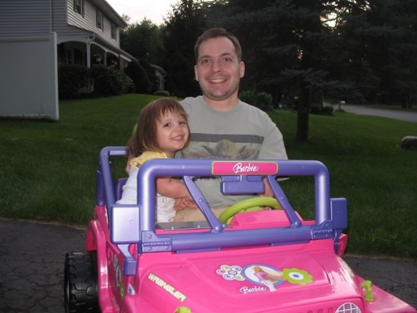   Chồng tôi còn háo hức với chiếc xe hơn cô con gái nhỏ  
