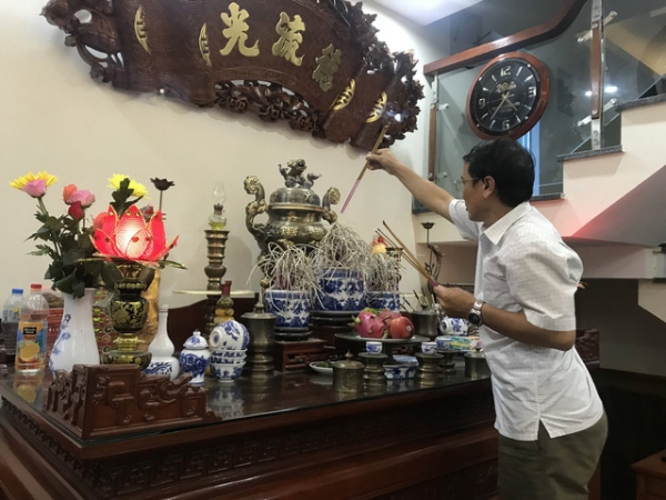 Ngôi nhà ấm cúng và bộ sưu tập giấy khen của tiền vệ Quang Hải 7